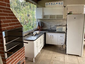 Fridge, microwave, oven, stovetop - House with pool, 3 bedrooms (Santana de Parnaíba)