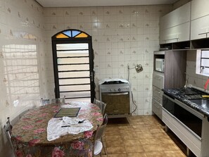 Fridge, microwave, oven, stovetop - House with pool, 3 bedrooms (Santana de Parnaíba)