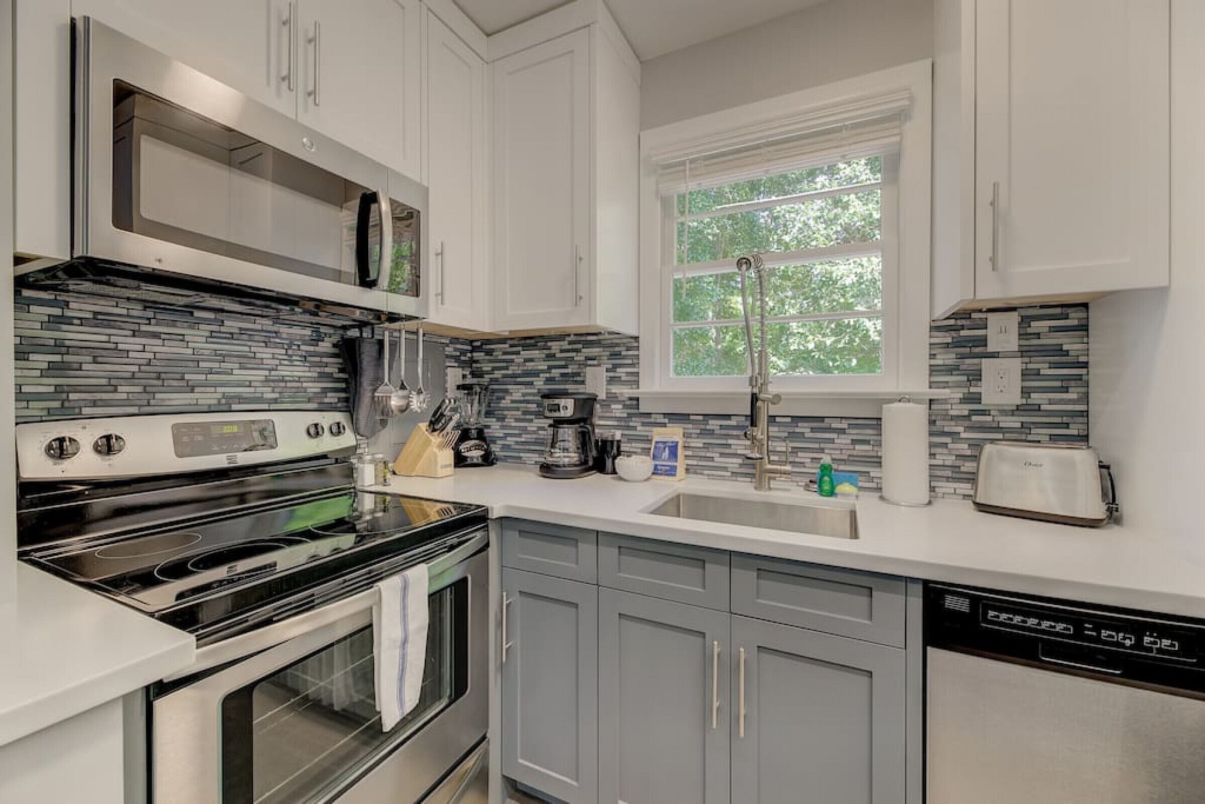 Refrigerador, microondas, horno y parrilla de estufa 