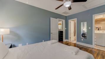 1 habitación, escritorio, tabla de planchar con plancha y cuna de viaje