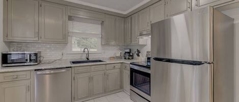 Réfrigérateur, four à micro-ondes, un four, surface de cuisson