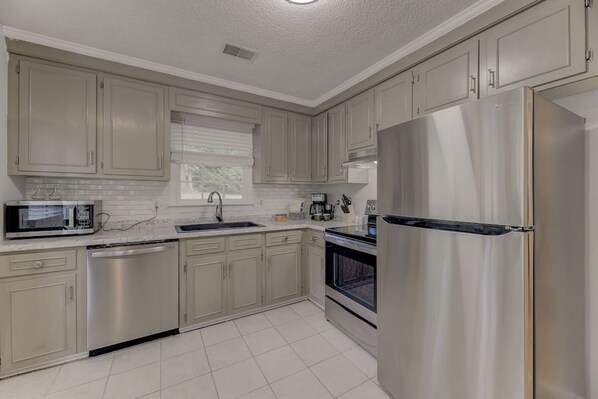 Jääkaappi, mikroaaltouuni, uuni, liesi