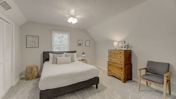 3 bedrooms, desk, iron/ironing board, travel crib
