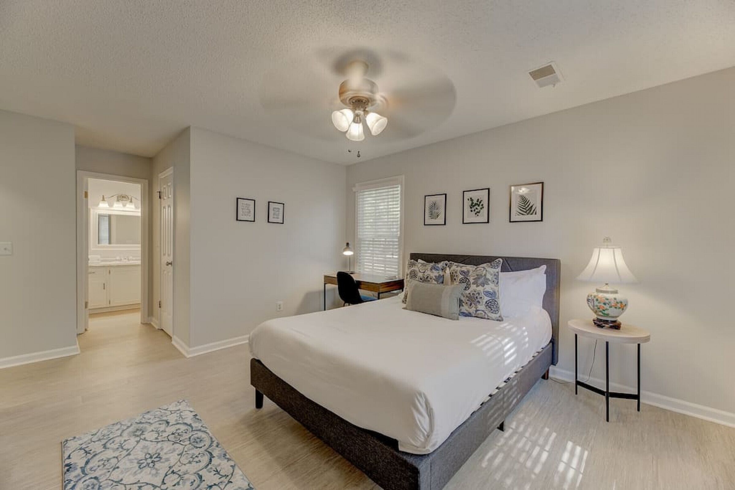 3 chambres, bureau, fer et planche à repasser, lit parapluie