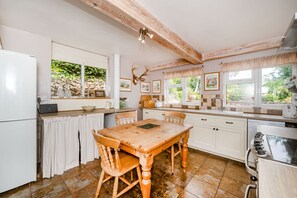 Casa de campo | Cocina privada | Refrigerador, lavavajillas, tetera eléctrica y utensilios de cocina 