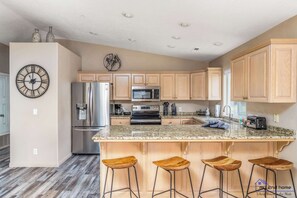 Jääkaappi, mikroaaltouuni, uuni, liesi