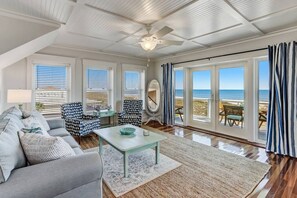 Smart-tv, böcker och kontor