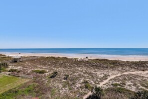 Beach nearby - Mermaid Castle | Oceanfront Luxury Beach House | Rooftop Deck (Fernandina Beach)