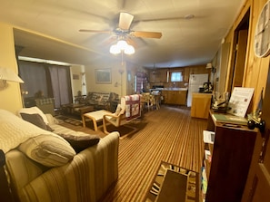 Smart TV, video games, DVD player, books - Year round cozy cabin on Trout haven Pond, close to trails & Lake St. Helen (Richfield Township)