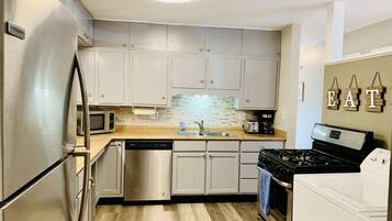 Réfrigérateur, four à micro-ondes, un four, surface de cuisson