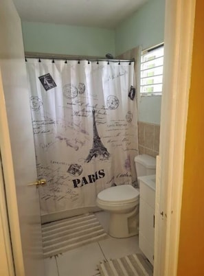 Ensemble douche/baignoire, serviettes fournies, savon, papier toilette