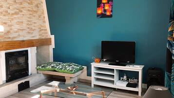 Télévision, baby-foot, table de tennis de table