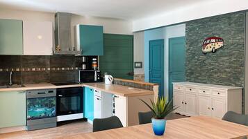 Réfrigérateur, micro-ondes, four, plaque de cuisson