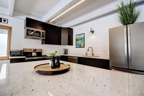 Refrigerador, microondas, horno y parrilla de estufa 