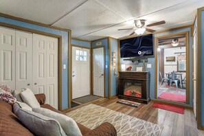 Smart TV, lareira, livros, aparelho de som