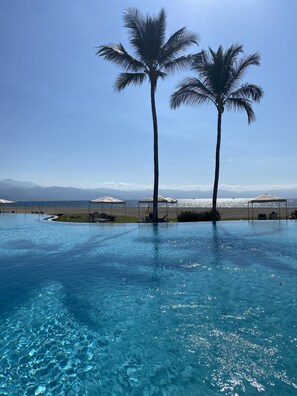 Utendørsbasseng og et oppvarmet basseng