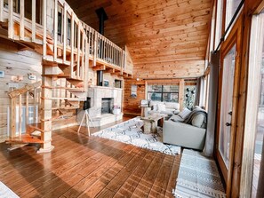 Smart TV, chimenea, videojuegos y libros 