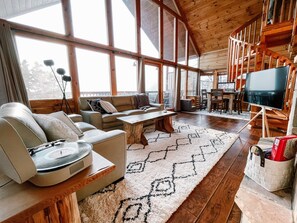 Smart TV, fireplace, video games, books - Breathtaking Smokies View -Top-rated - Cozy - Hot Tub - Grill - Arcade (Sevierville)