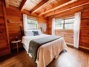 2 bedrooms, iron/ironing board, free WiFi, bed sheets - Breathtaking Smokies View -Top-rated - Cozy - Hot Tub - Grill - Arcade (Sevierville)