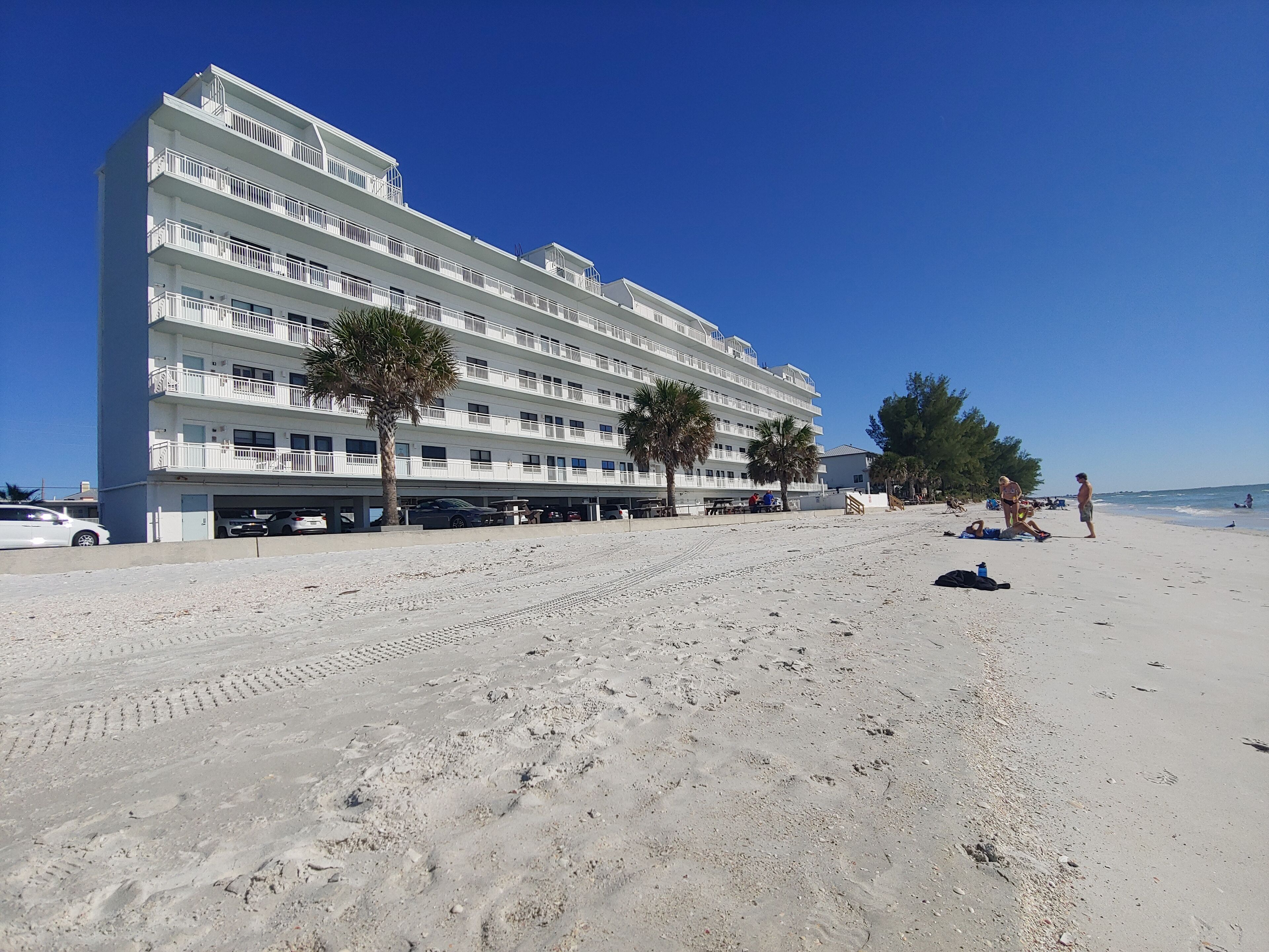 Glorious Sunsets 🌅- 2BR Condo steps from the beach