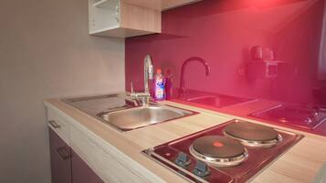 Een koelkast, een magnetron, een kookplaat, een waterkoker