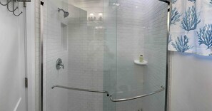 Regadera, toallas, jabón, papel de baño 
