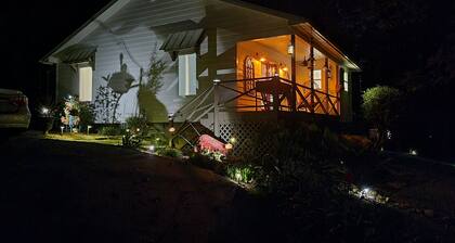 Escape to Relax at Our 2br 2ba Classy Clayton Family Cottage 5min To Downtown