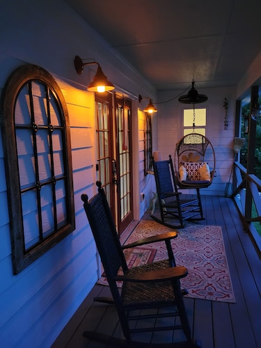 Escape to Relax at Our 2br 2ba Classy Clayton Family Cottage 5min To Downtown