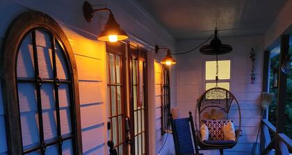 Escape to Relax at Our 2br 2ba Classy Clayton Family Cottage 5min To Downtown