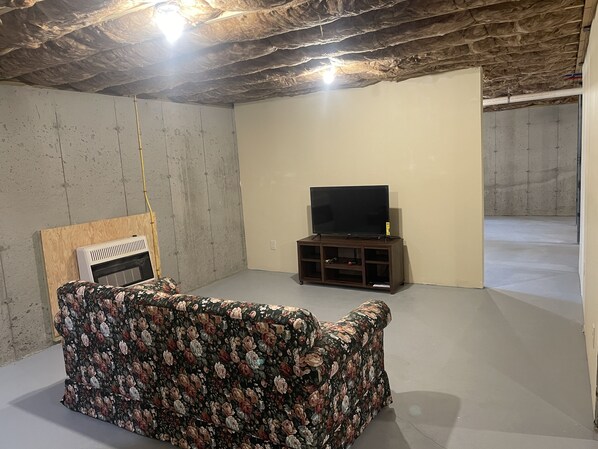 Smart TV, lettore DVD, tavolo da calcetto, tavolo da ping pong