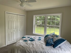 4 bedrooms, desk, iron/ironing board, WiFi - Troy House, Country Get Away, w fire-pit, rec & game rm, many small ponds nearby (Troy)