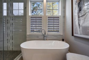 Badewanne, Haartrockner, Handtücher
