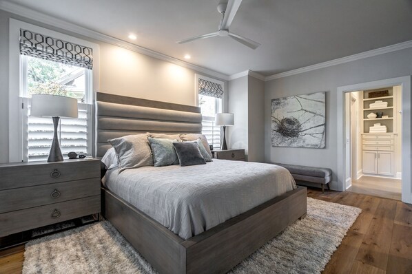 2 bedrooms, desk, iron/ironing board, WiFi