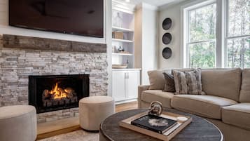 Smart TV, fireplace