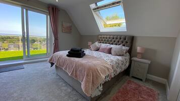 4 slaapkamers, een strijkplank/strijkijzer, reisbedje, gratis wifi