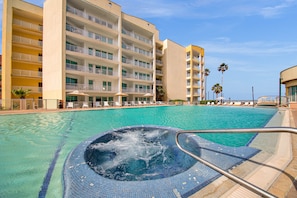 Pool - Studio King + Infinity pool with sundeck + Microwave (South Padre Island)