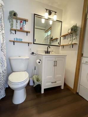 Ensemble baignoire-douche, séchoir à cheveux, peignoirs