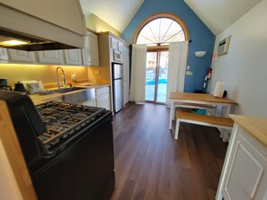 ثلاجة، ميكروويف، فرن، موقد طهي مسطح