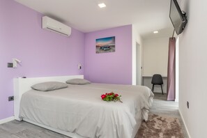 1 slaapkamer, een strijkplank/strijkijzer, reisbedje, gratis wifi