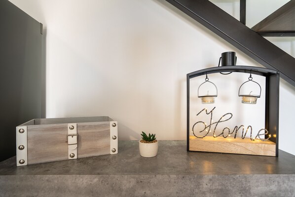 A wooden box with metal latches, a small potted plant, and a decorative sign with lights spelling "Home" on a concrete surface. - Casa da Portada, by the fountain with views to Calheta (Calheta)