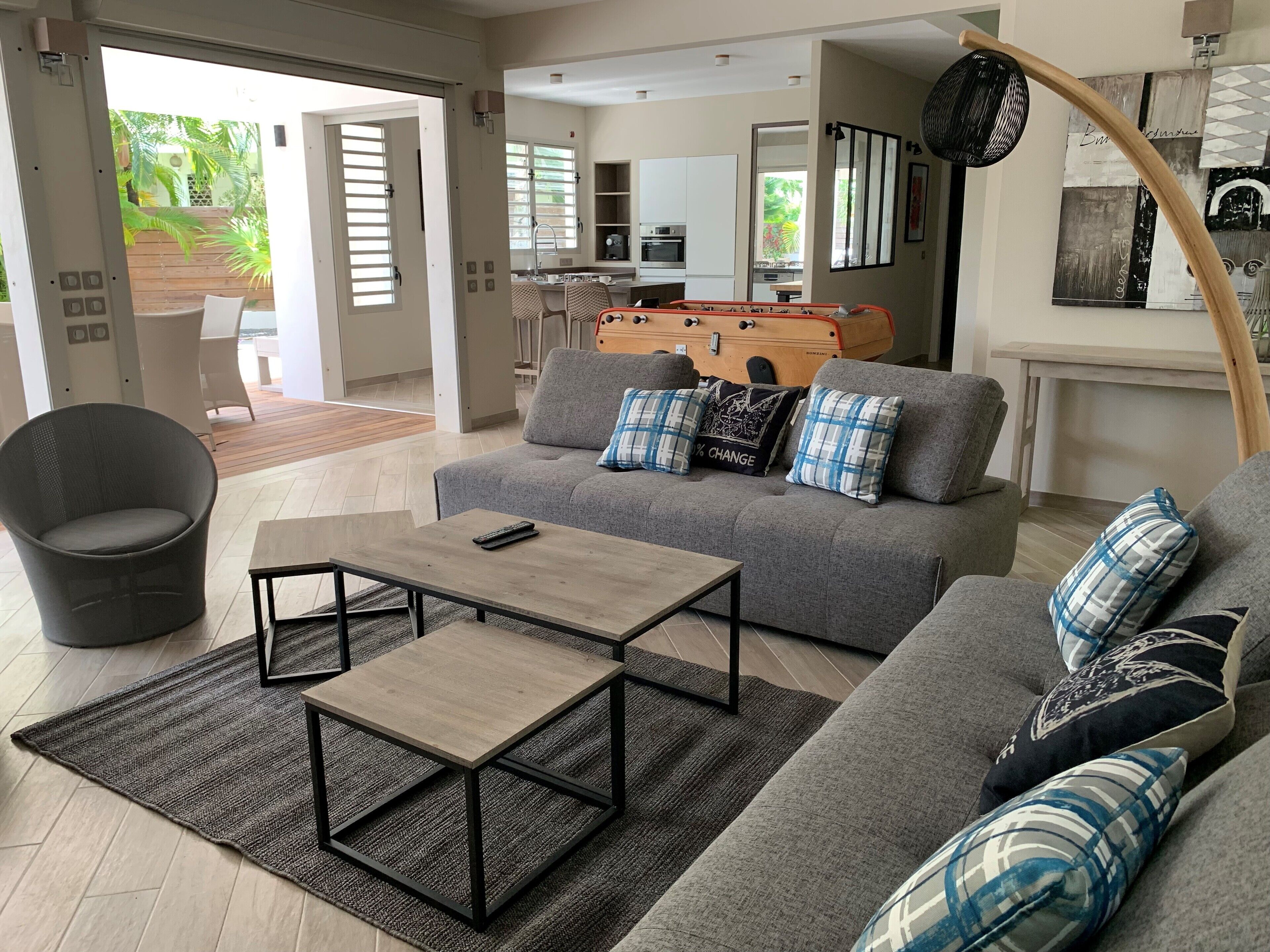 Télévision, baby-foot, livres