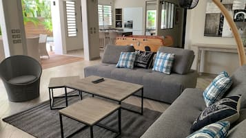 Télévision, baby-foot, livres