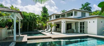 Villa Manzana, New 4bed 4bath 2 swimming pools. Top-of-the-range services.