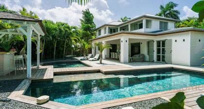 Villa Manzana, New 4bed 4bath 2 swimming pools. Top-of-the-range services.