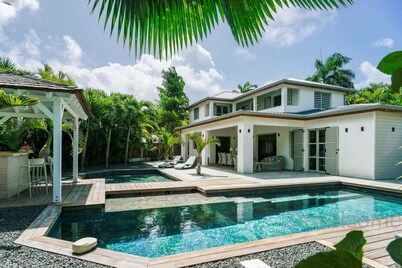 Villa Manzana, New 4bed 4bath 2 swimming pools. Top-of-the-range services.