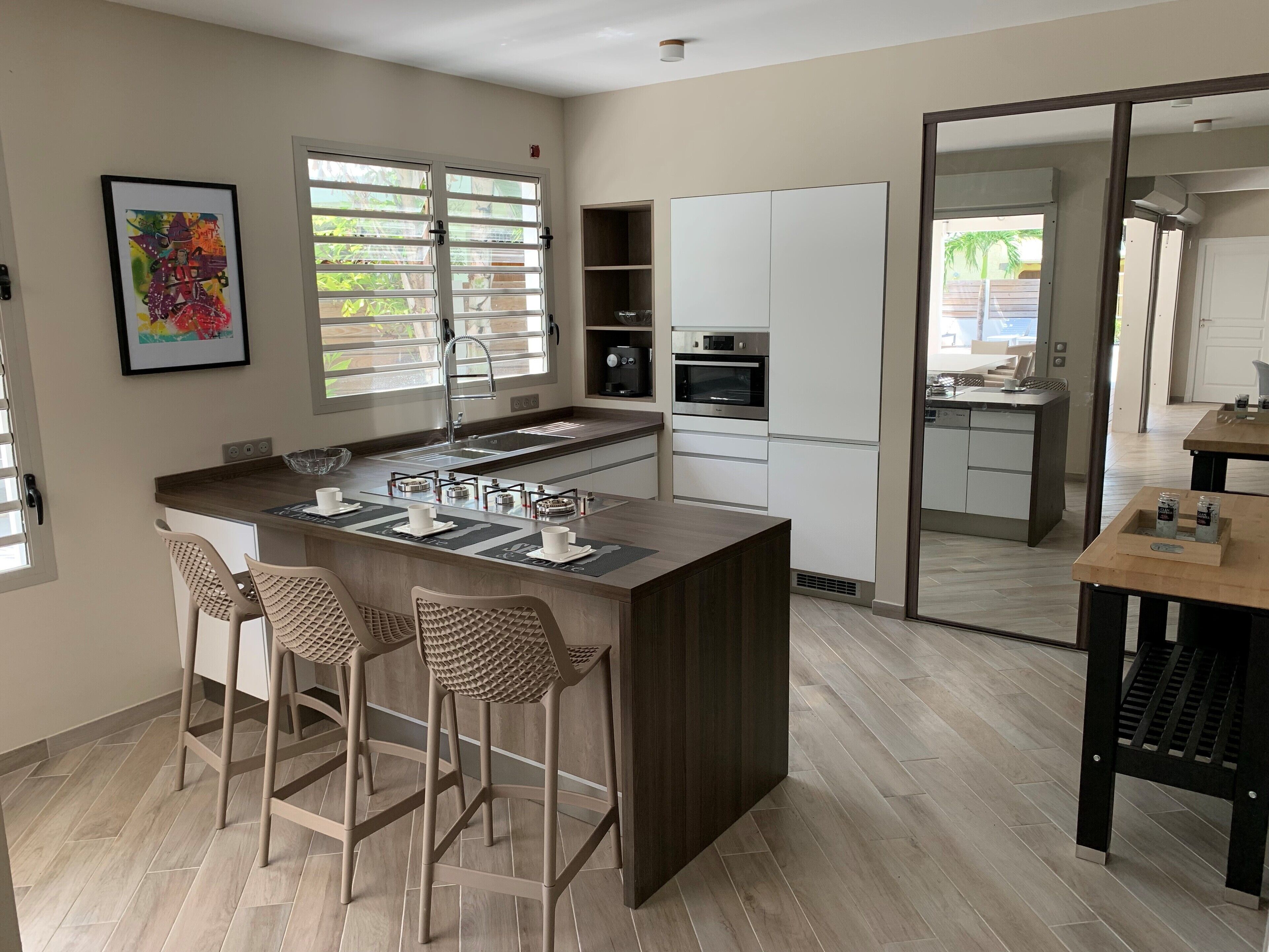 Réfrigérateur, micro-ondes, four, plaque de cuisson