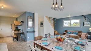 Een moderne keuken met een eethoek.