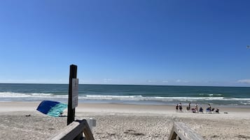 Beach nearby, sun-loungers, beach towels