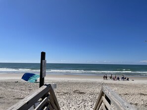 Plage à proximité, chaise longue, serviettes de plage