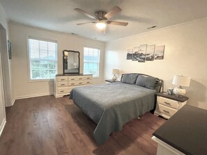 3 chambres, fer et planche à repasser, lit de bébé portatif